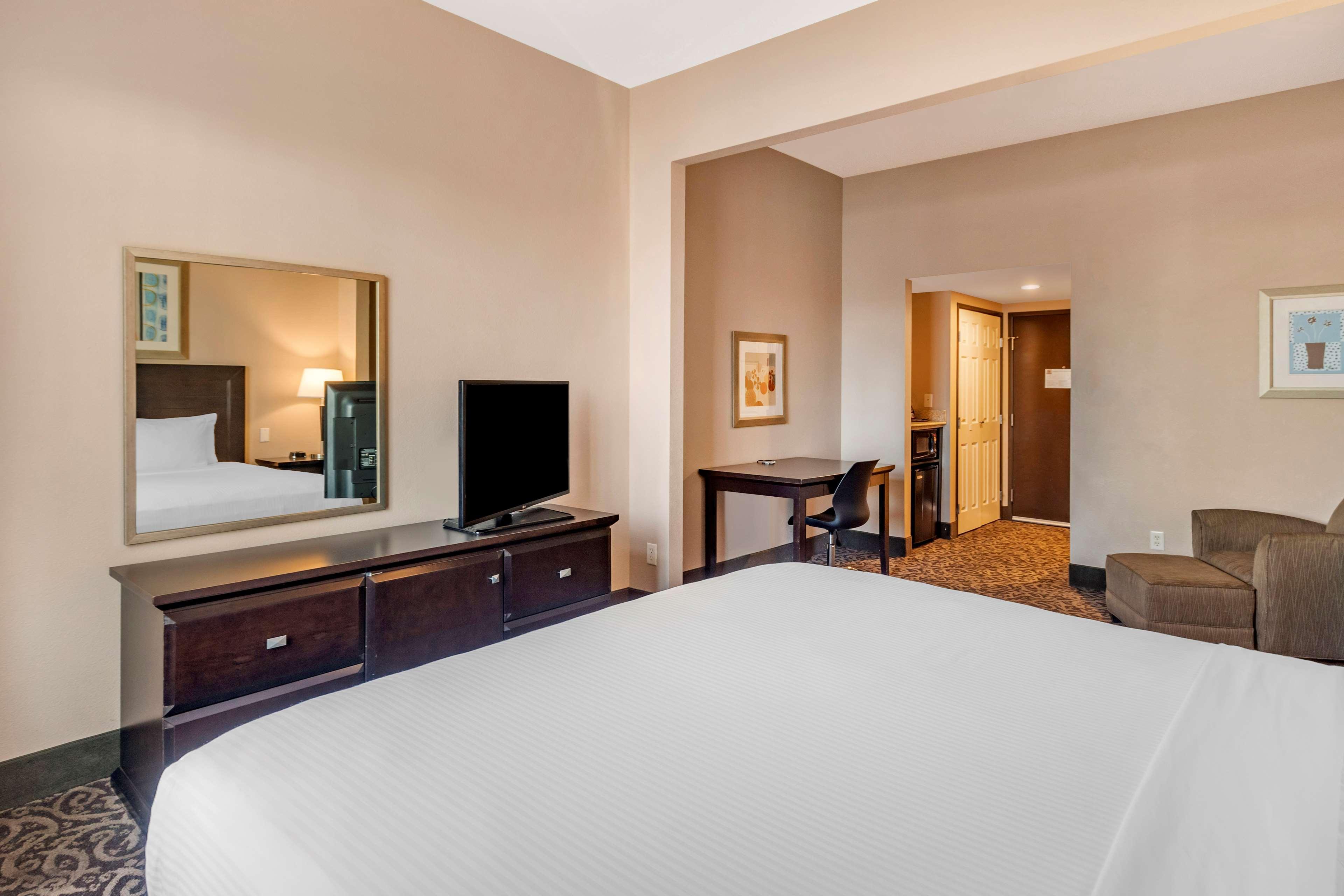 One-Bedroom Larger King Suite Queen Sofa Bed Balcony Kitchenette Non-Smoking,1275348382:JPEG